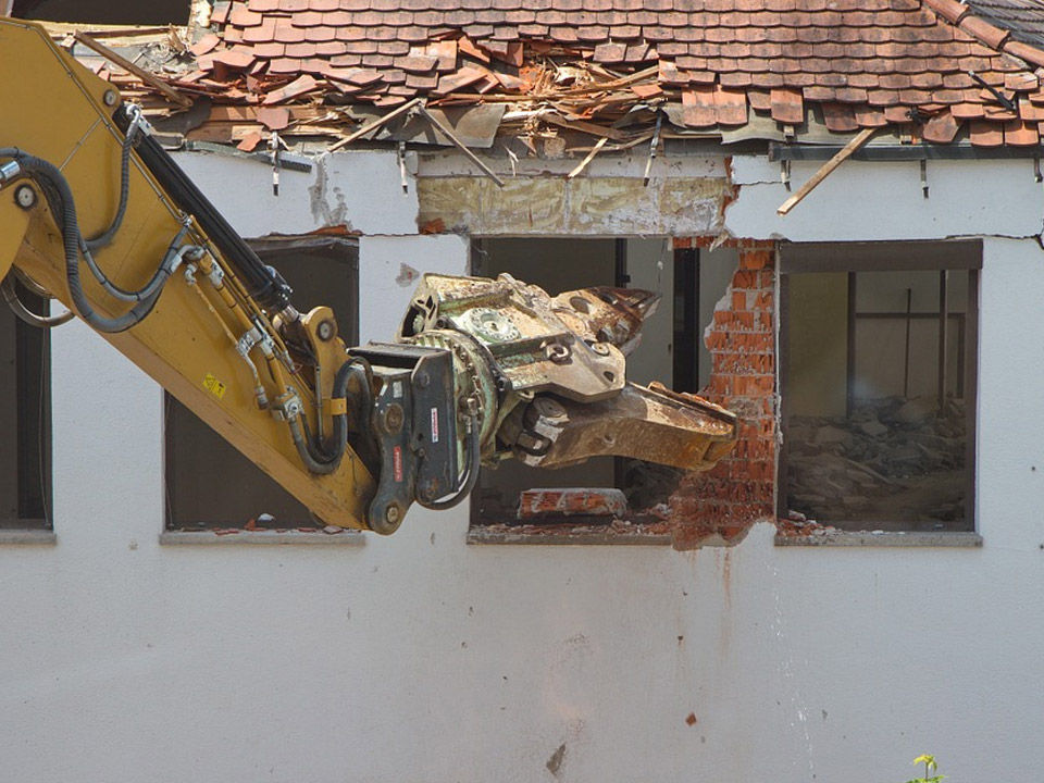 Demolice ve 3 krocích. Jak probíhá bourání domu?