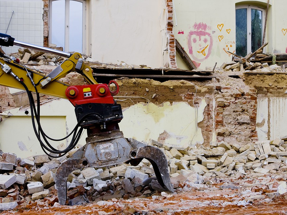 Pozor na nebezpečné materiály při demolici